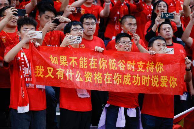 武汉与天津球迷冲突升级！追逐大巴并踩踏球衣，或面临惩罚
